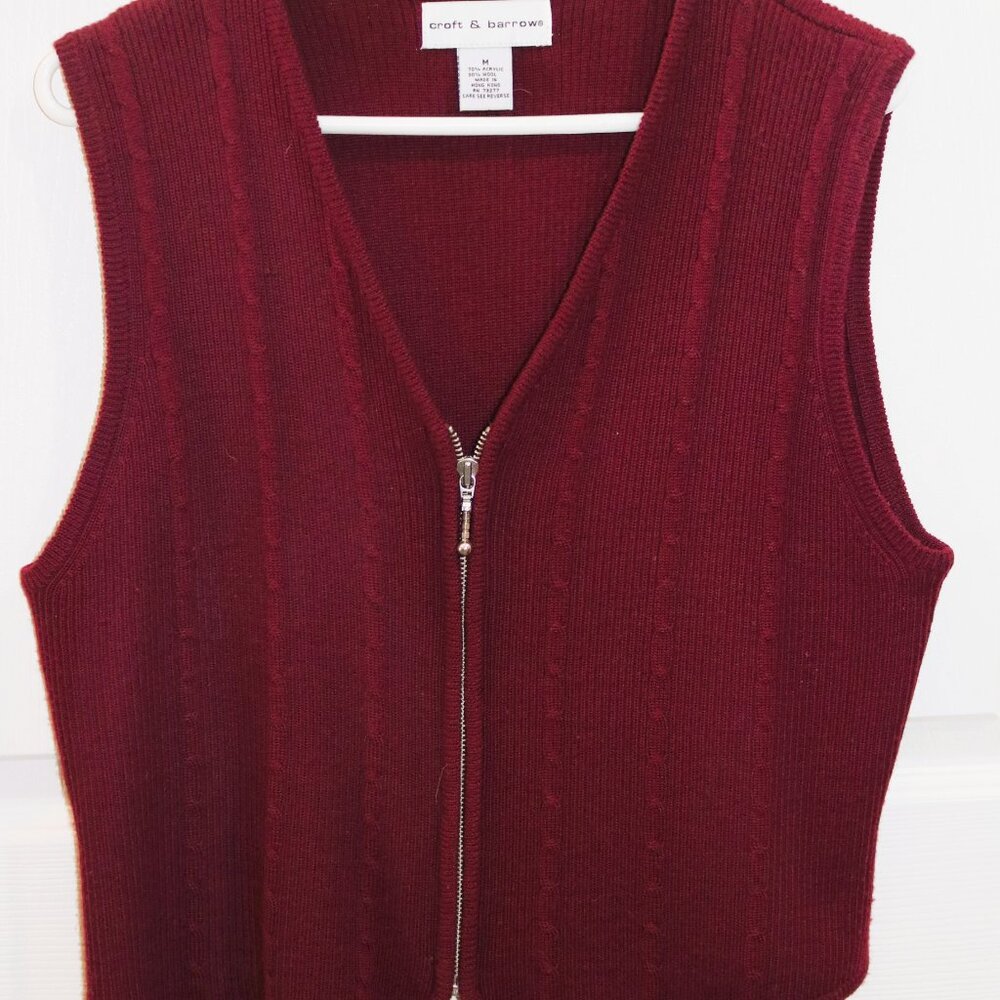 Women's Croft & Barrow 70/30 acrylic/wool zipup vest. Med. burgundy.